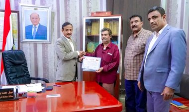 المحافظ بن الوزير يكرم فنيي مؤسسة الكهرباء ويؤكد على أهمية دورهم في خدمة المواطنين