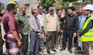 بتكلفة ( 67 ) ألف دولار..مدير عام البريقة يدشن مشروع الرصف الحجري بمنطقة الوحدة السكنية