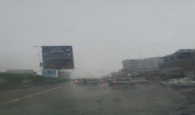 هطول أمطار غزيرة على مديرية المنصورة والشيخ عثمان بالعاصمة عدن