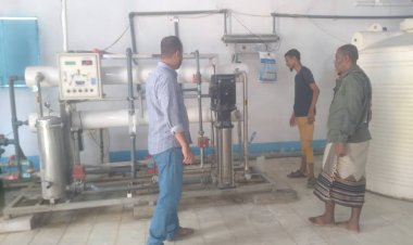 مدير عام الهيئة العامة للموارد المائية بأبين يتفقد معمل الصفوه لتحلية المياه