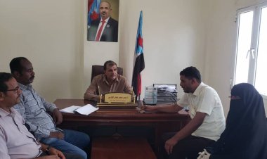 نائب رئيس انتقالي أبين يناقش مع فريق منتدى خنفر الثقافي برنامج الدورة التدريبية في فن الرسم التشكيلي لطلاب المدارس