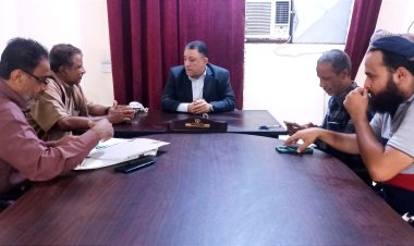 امين عام محلي ابين يناقش مع مدير عام أراضي وعقارات الدولة تحديد  موقع أراضي لشهداء أبين