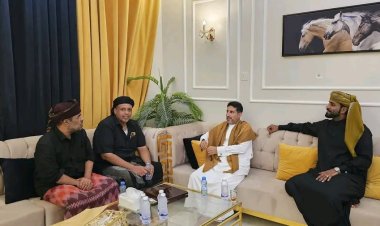 رئيس المجلس العام لأبناء محافظتي المهرة وسقطرى يلتقي رئيس نادي شباب الغيضة ويقدم لهم دعماً مالياً