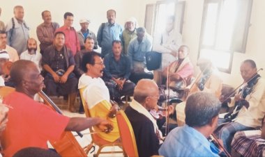 نائب رئيس انتقالي أبين يتفقد استعدادات الفرق الفنية لإحياء الذكرى الـ 61 لثورة 14 أكتوبر