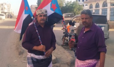 نائب رئيس انتقالي أبين يشرف على رفع الأعلام في شوارع مدينة جعار بمديرية خنفر