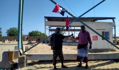 رئيس انتقالي خنفر يقوم بنزول إلى النقاط الأمنية وتوزيع الإعلام الجنوبية عليها