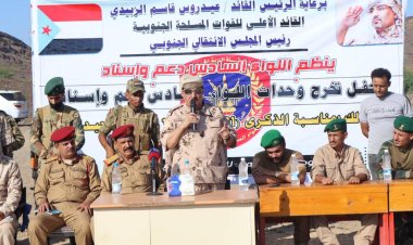 بعرض عسكري مهيب.. اللواء السادس دعم وإسناد يحتفي باختتام دورة تدريبية لمنتسبي اللواء