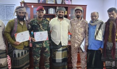 العميد المشوشي يلتقي عدد من أبناء أبين  خريجي دورة سرايا مشاة بمعهد تاهيل القادة والاركان خلال زيارتهم له في مكتبه