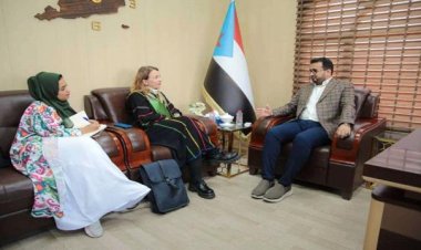 العولقي يلتقي المدير العام لمنظمة المساعدات الإنسانية والصحافة الفرنسية