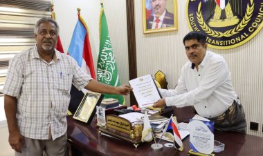 رئيس انتقالي حضرموت يتسلم التقرير النهائي للجنة التواصل لتحقيق مطالب أبناء المحافظة