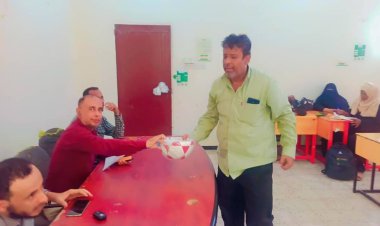 الزري يسلم مدير مكتب التربية زنجبار كرات قدم دعم لمدارس المديرية