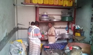 ضبط عدد من المخالفات الصحية بإحدى محلات بيع الحلويات بسوق زنجبار