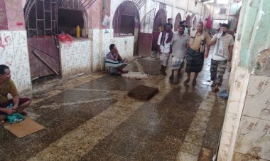 اشغال خنفر يقوم بتنظيم سوق المدينة ويضبط عدد من المخلفات الصحية باحد المطاعم