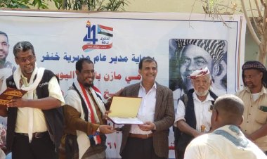 إدارة ثانوية الفقيد بالليل الرهوي بنين وثانوية باتيس بنات تكرمان نائب رئيس انتقالي أبين