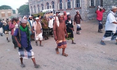 رئيس انتقالي أحور ومدير عام المديرية يتقدما جموع مشيعي جثمان الفقيد المناضل الدكتور هادي رويس