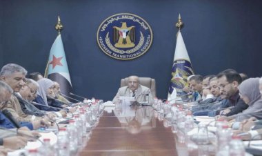 رئاسة الانتقالي تطالب بإجراءات صارمة وسريعة لوقف انهيار قيمة العملة وتحذر من استمرار السياسة المالية القائمة