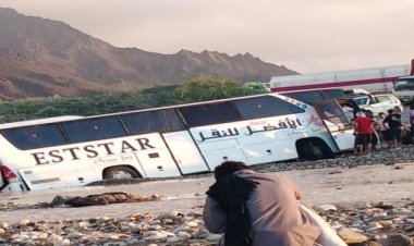 السيول تجرف باص نقل جماعي غرب المكلا