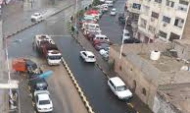 هطول امطار غزيرة ورياح متوسطة على عدد من مديريات العاصمة عدن