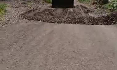 لحج.. ممثل السلطة المحلية يتفقد سير عمل صيانة عدد من الطرق في المسيمير