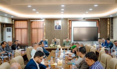 محافظ العاصمة عدن يعلن تسليم المعلمين المتعاقدين راتب شهرين إضافيين