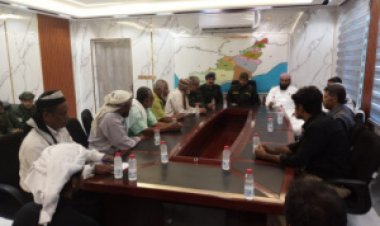 مدير أمن لحج يلتقي عقَّال حارات الحوطة ويؤكد أهمية الشراكة المجتمعية في تعزيز الأمن