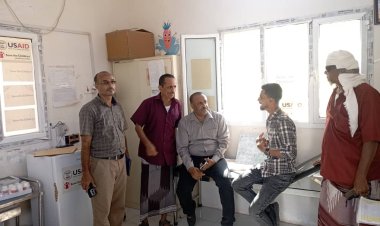 مدير مكتب الصحة بمديرية تبن وفريق من منظمة كير يقومون بمسوحات لتطوير الخدمات الصحية في قرية البيطرة