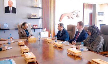 خلال لقائه نائب المبعوث الأممي.. لملس يحذر من أضرار تسييس الملف الاقتصادي