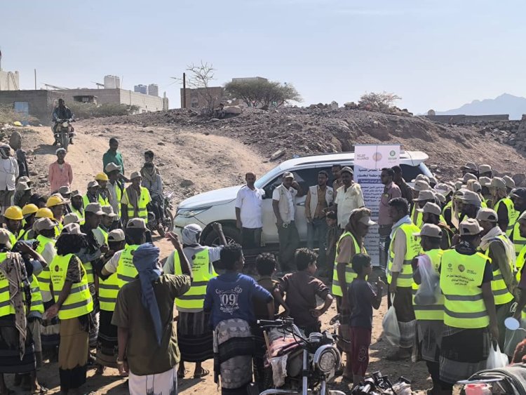 لحج.. البدء بتنفيذ مشروع رصف طريق المركز الصحي وإعادة ترميم فصلين دراسيين