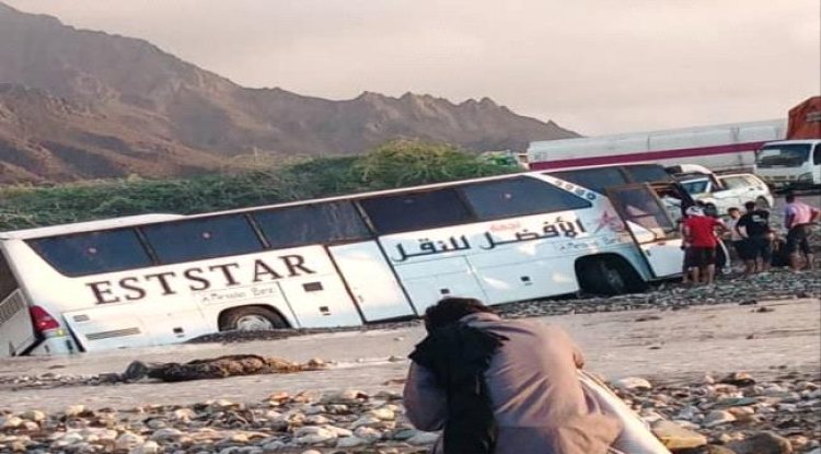 السيول تجرف باص نقل جماعي غرب المكلا