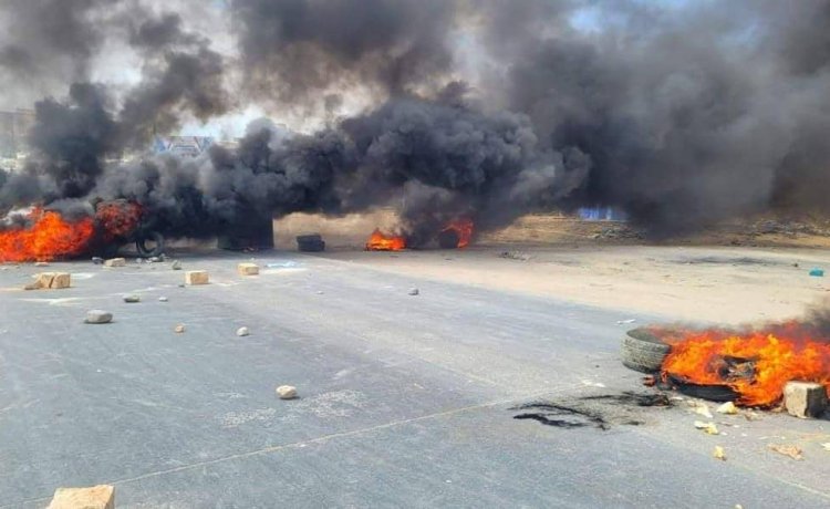 اليوم الثالث على التوالي... احتجاجات وغضب شعبي في ساحل حضرموت تنديداً بالوضع الاقتصادي