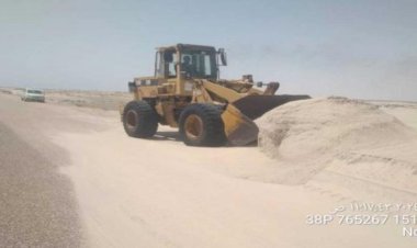 تواصل أعمال إزالة الرمال من الخط الساحلي الدولي بشبوة لليوم الرابع على التوالي