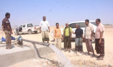 مأمور الشحر يتفقد تشغيل حقل المويجة بالطاقة الشمسية