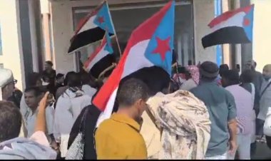 وقفة احتجاجية سلمية في العاصمة عدن ضد تكتل الأحزاب اليمنية