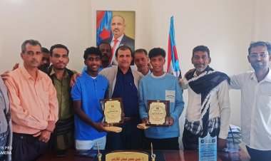 نائب رئيس انتقالي أبين يكرم لاعبي المنتخب الوطني للناشئين كريم حمدي وعصام السقاف