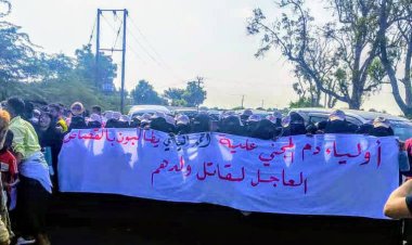 مظاهرة حاشدة أمام النيابة العامة بأبين للمطالبة بسرعة البت في قضية مقتل الياسي ومحاربة انتشار المخدرات