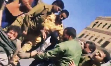 مليشيات الحوثي تقوم بسحل الباعة المتجولين بشوارع صنعاء. ( صورة )