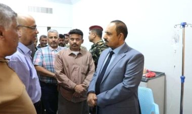 محافظ حضرموت يطمئن على صحة الجندي البطل عمر بادبيس ويوجه بايلائه الرعاية اللازمة