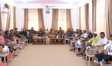 مدير أمن المهرة يلتقي قيادات وأعضاء السلطة المحلية والأجهزة الأمنية ومشائخ مديرية المسيلة