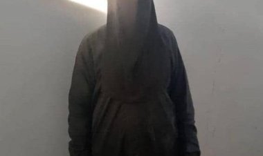 الأجهزة الأمنية بمحافظة شبوة تلقي القبض على سارق يتنكر بزي نسائي