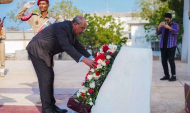 الكثيري يضع إكليلا من الزهور على ضريح الجندي المجهول بساحة النصب التذكاري لشهداء الجنوب