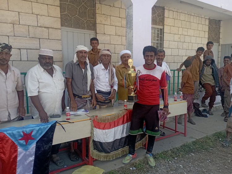 انتقالي مودية يختتم منافسات كأس الاستقلال للبطولة الخماسية لكرة القدم المدرسية بمجمع أبوحاتم الثانوي