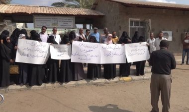 اساتذة جامعة لحج ينفذون وقفة احتجاجية ويمهلون الحكومة شهرا لتحقيق مطالبهم