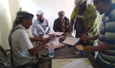 مدير عام أحور والمجلس الانتقالي بالمديرية يتسلما مشروع الرصف الحجري لشارع المستشفى