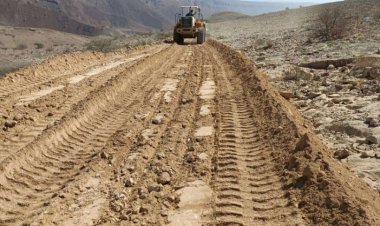 انتقالي يبعث يقوم بعملية صيانة للطريق الرابط بمديرية حجر