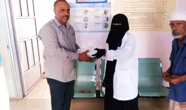 لحج.. مدير مكتب الصحة في تبن يعزز الوحدة الصحية ببيت عياض بجهاز طابعة موجات فوق صوتية حديث