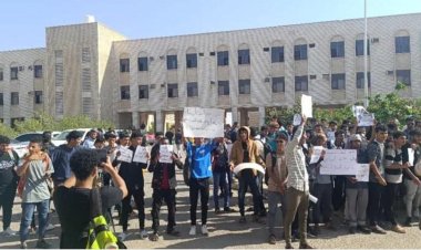 طلاب كلية الهندسة عدن يستنكرون تعسف نيابة شؤون الطلاب