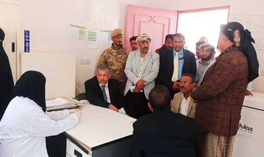 فريق التواصل يطلع على سير عمل مركز الأمومة والطفولة ويتفقد مشروع بناء المركز الصحي بمديرية سرار