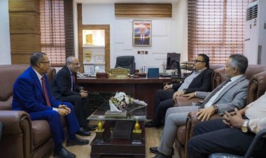 الكثيري والخُبجي يتفقدان سير العمل بمؤسسة 14 أكتوبر للصحافة والطباعة والنشر