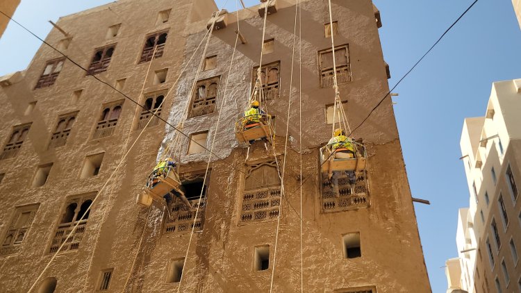 مدير عام شبام يتفقد أعمال الترميمات لمباني مدينة شبام التاريخية المرحلة الثانية