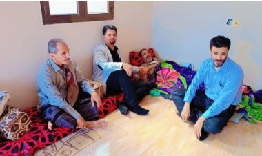 مدير إعلام أبين يطمئن على صحة الإعلامي علي الحاشي .